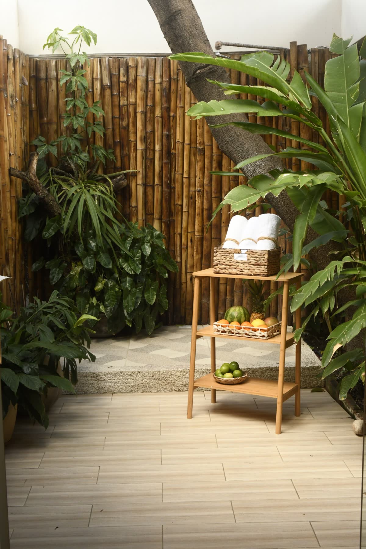 Patio con frutas frescas