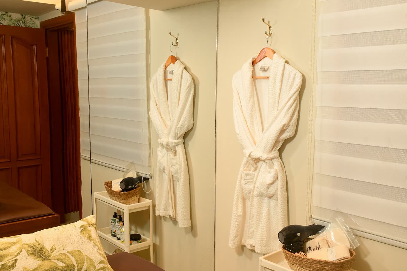 Vestuario con batas y ducha privada