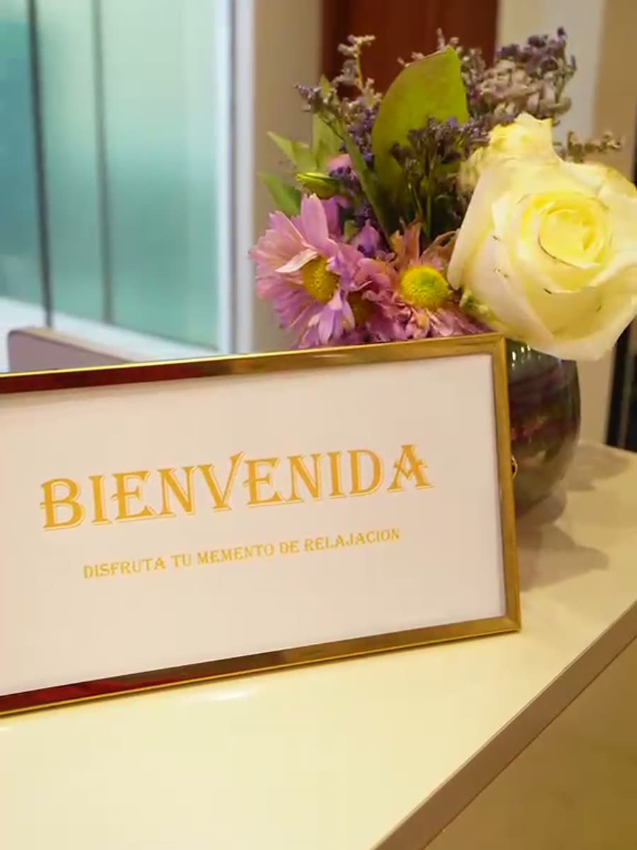 Cartel de bienvenida con flores en la recepción